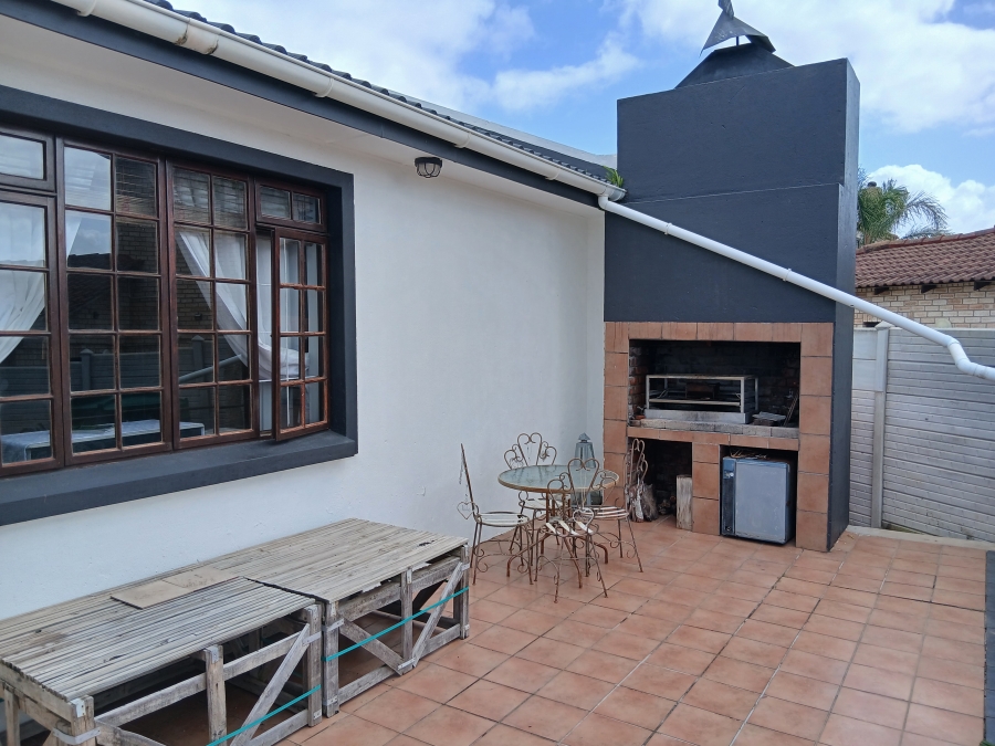 3 Bedroom Property for Sale in Wavecrest Eastern Cape